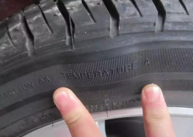 国庆中秋回家团圆,跑高速前先检查轮胎,小心行驶中爆胎!