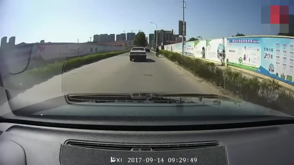 汽车正常行驶，突然电动车倒在了车轮下，幸亏有行车记录仪