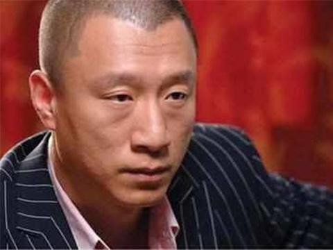 母亲捡垃圾把他养大，今47岁成影帝开豪车，但母亲倒在他了怀中！