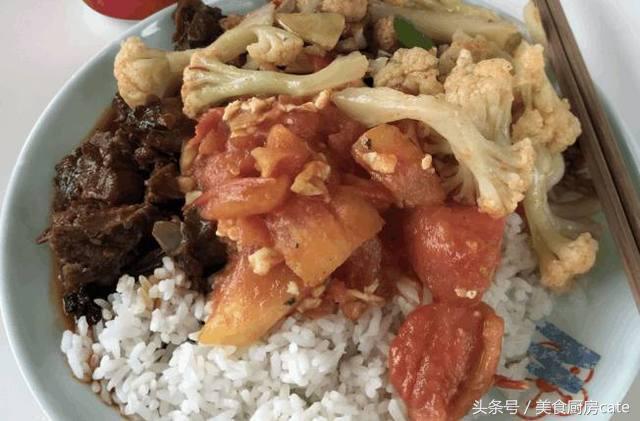 儿子食堂的饭菜，这样一碗饺子，要10元，这也太贵了