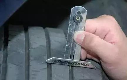 国庆中秋回家团圆,跑高速前先检查轮胎,小心行驶中爆胎!