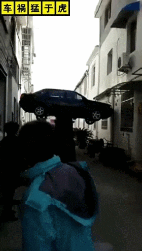 车祸猛于虎!小姑娘过马路太随意,鬼探头被撞翻!