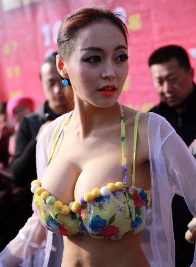 乳神潘春春现身某活动，瞬间成为全场焦点，看完图网友就不淡定了