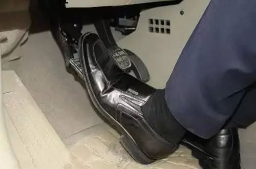 高速堵车?老司机都这样踩刹车,安全又省油!