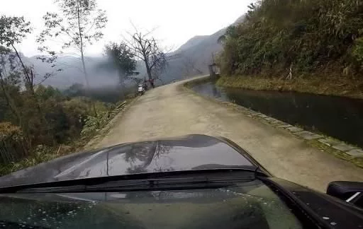 高速堵车?老司机都这样踩刹车,安全又省油!