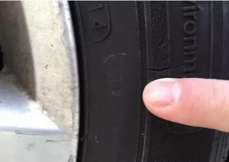 国庆中秋回家团圆,跑高速前先检查轮胎,小心行驶中爆胎!