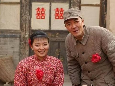 凭《亮剑》中的李云龙爆红，假戏真做娶小13岁女星，今豪车出行！