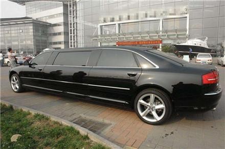 偶遇一辆加长款豪车，车尾三个字母，比马云座驾迈巴赫还霸气！