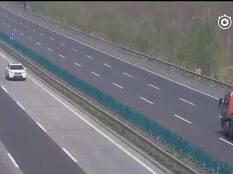 高速上3辆大货车并排行驶，只为不想让我超车，3秒后失控变铁渣
