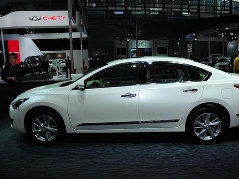 车身4.8多米，大尺寸双天窗+缸内直喷，油耗低！