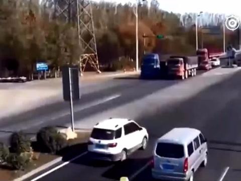 电动车大爷淡定闯红灯，接下来的画面让大货车司机几近崩溃