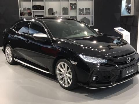 思域很是骚气，但本田还在变本加厉，特别版就是黑与白对垒