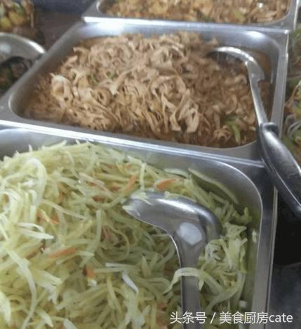 儿子食堂的饭菜，这样一碗饺子，要10元，这也太贵了