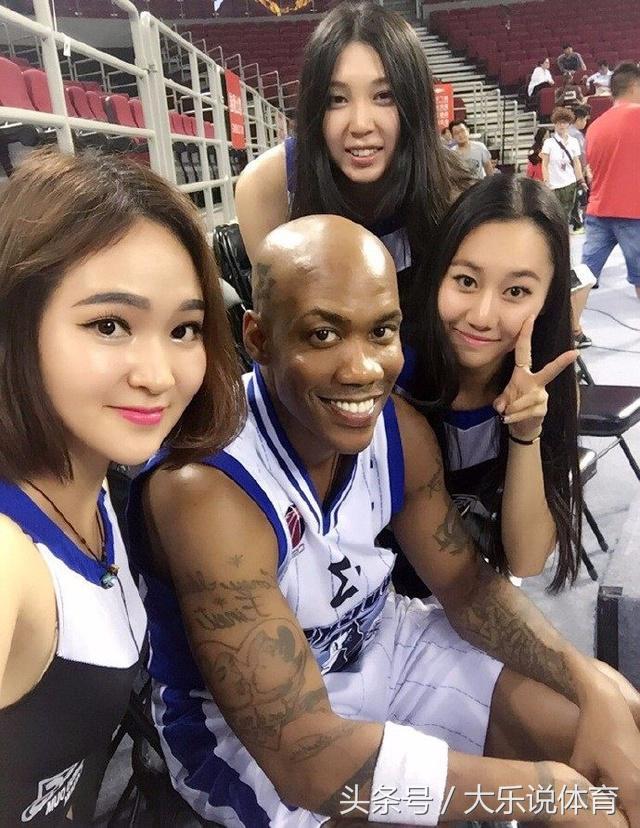 为何马布里这么喜欢留在中国?女粉丝疯狂投怀送抱,看