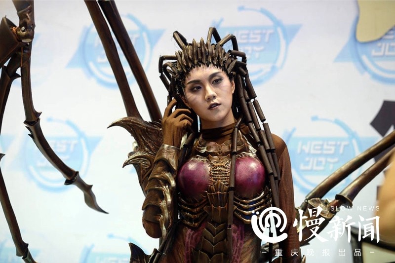 星际争霸中的刀锋女皇凯瑞甘是最受coser们喜欢的角色现场体验vr游戏