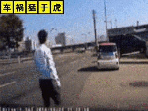 小姑娘过马路太随意,鬼探头被撞翻!