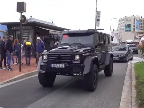 400万的奔驰G被这辆小车撞成这个熊样？女车主却要脚踹警车！