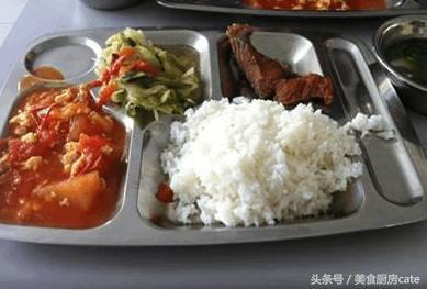 儿子食堂的饭菜，这样一碗饺子，要10元，这也太贵了