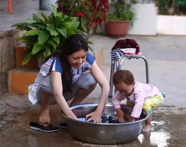 她被母亲咒骂、被爸爸抛弃,嫁到中国之后,连韩