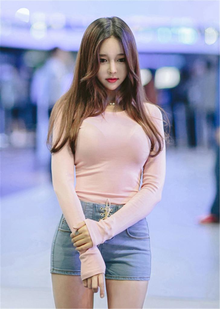 小巧短裤配高跟鞋,清凉舒适,挥撒少女青春的气息