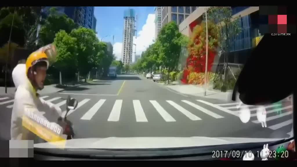 电动车骑车玩手机，和路人相撞都趴下，幸亏后面汽车离得远
