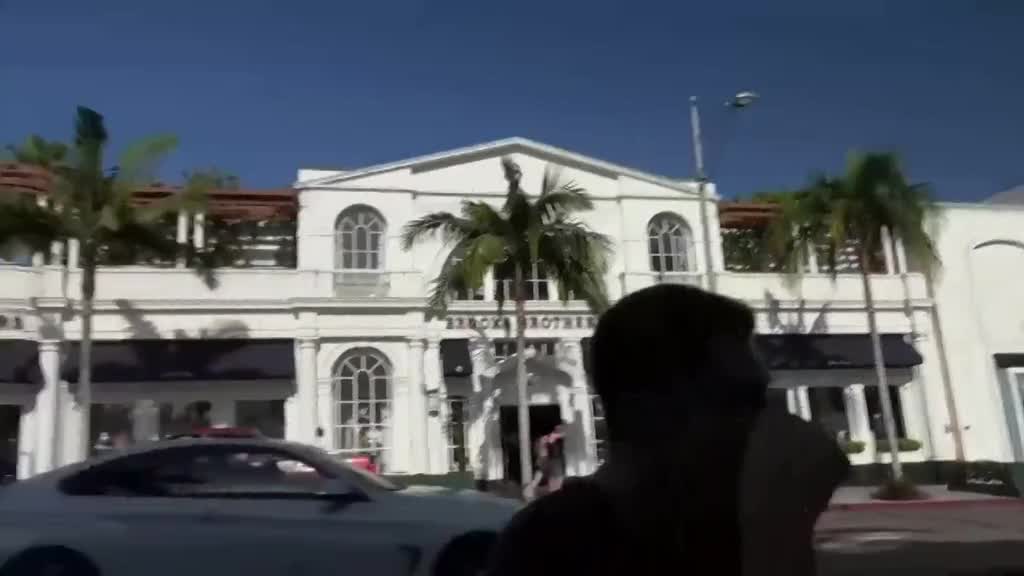 十字路口一连经过5辆超级跑车，外国小伙不淡定了！