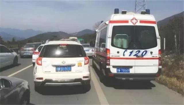 堵车就走应急车道,都是什么心理?请别对号入座