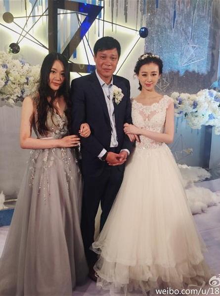 范志毅一家近照:亚洲第一后卫,娶小17岁美女,女儿身材