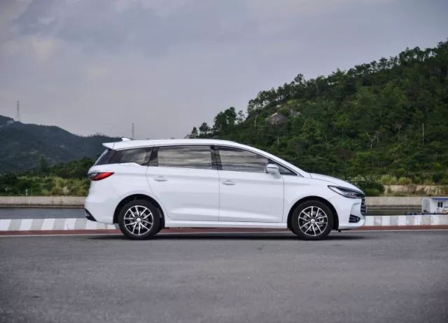 别老盯着7座SUV了,二胎车其实可以这么选