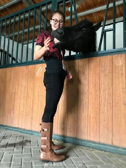 傅园慧英姿飒爽去骑马 网友猛夸她胸大腰细腿长