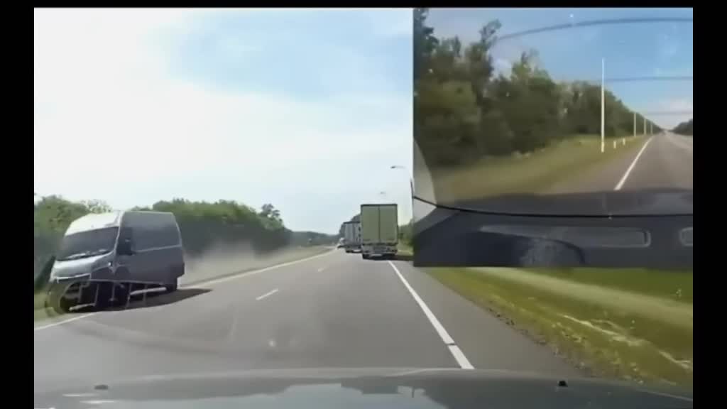 女司机开车走进卡车盲区，这下受伤了吧