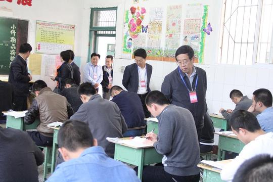 现在在职的小学老师工资在一个什么水平？ 看完后沉默了