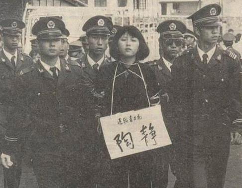 年仅20岁的漂亮贩毒女，行刑前提出一特殊要求，众人均感到脸红