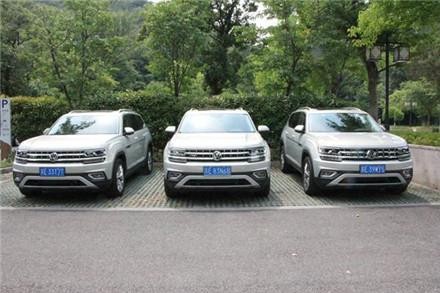 男子看上一辆大众途昂，欲花钱购买，但打开引擎盖后，直接走人！