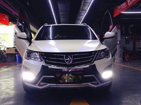 车主花十几万改装宝骏560，拉手门改成剪刀门，带妹子上车非常快