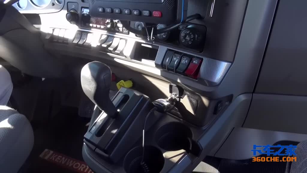 驾驶室堪比星级酒店，小编带你走进美系肯沃斯长头大卡车