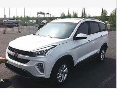 五菱宏光s3新款7座,五菱宏光s3七座图片 五菱宏光s3首台抵达4s店,称其为"雕刻刀"设计7座suv仅售5万