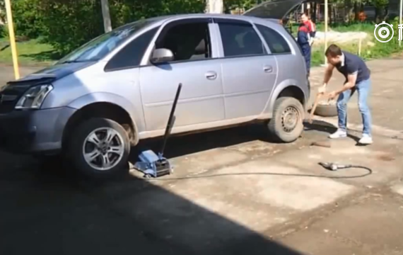 有这个工具，妹子也能把卡车的轮胎给卸掉！