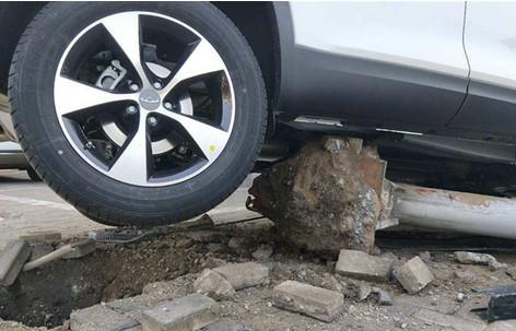 女司机新手上路 错把刹车当油门踩 刚买的新车