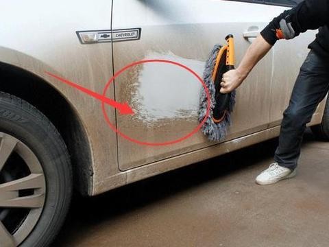 白色汽车多久洗一次才好？教你1简单窍门，车身干净避免发黄