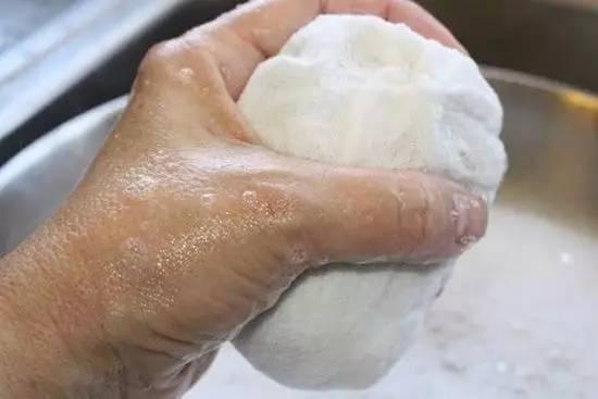 汽车大灯时间长了发黄不够亮?老司机教你两招!