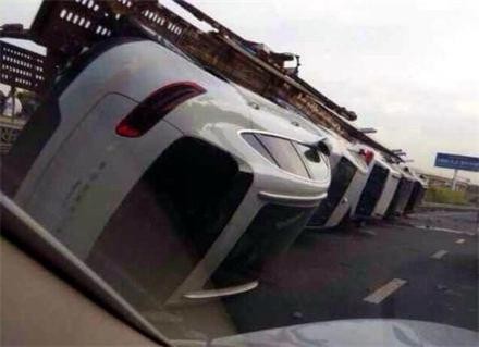 电动车撞翻80万的豪车？车主从车内爬出后，称：自己打翻车的！