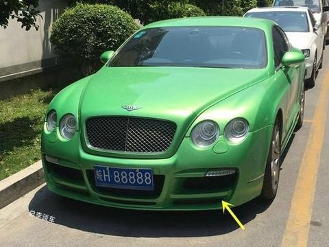 40万英镑定制宾利，挂176万的车牌，因改装颜色，被人当成套牌车