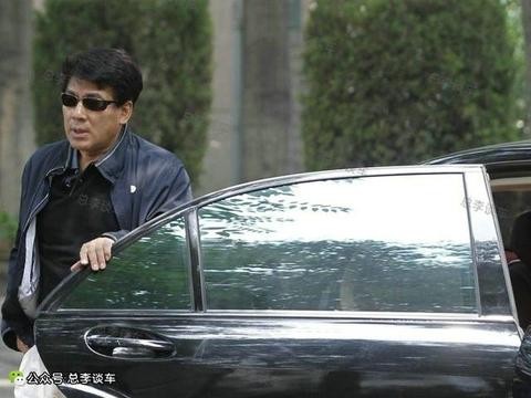 朱时茂的加长奔驰，国内也没几辆，车牌有钱买不来