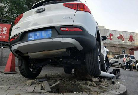 女司机新手上路 错把刹车当油门踩 刚买的新车