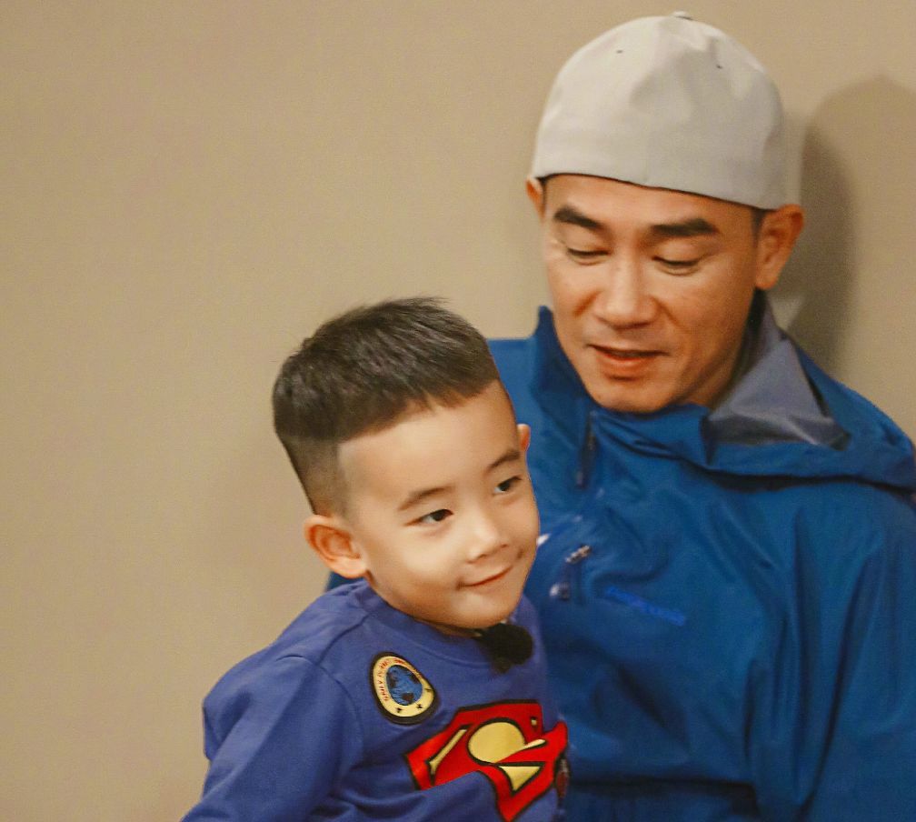 jasper更像陈小春还是应采儿?这些照片给出了真相!