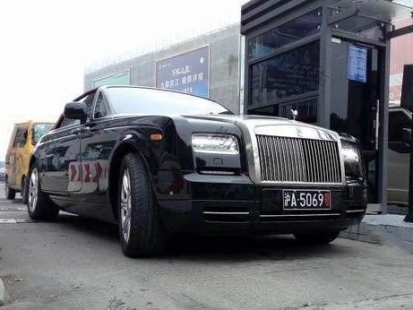 收费站里来了一辆敞篷劳斯莱斯，更牛的是挂特权车牌？