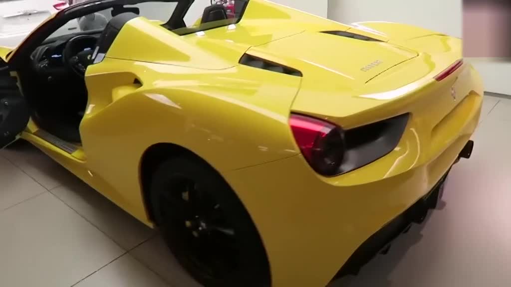 土豪带着现金去给儿子购买法拉利跑车，这才是真正的霸气！