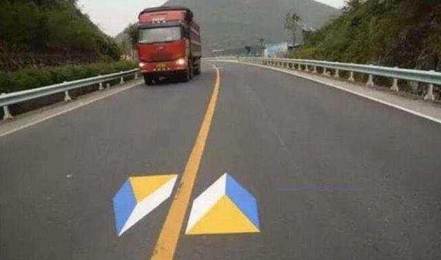 高速公路上不认识这些标线,就个个都成为扣分的“陷阱”