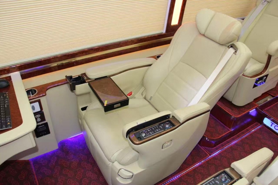 终于明白领导出行,不选迈巴赫劳斯莱斯,而选丰田考斯特亮点在这